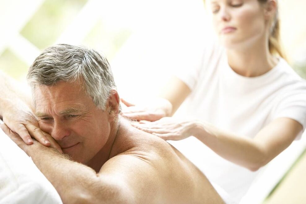 Eine Rückenmassage verbessert das Wohlbefinden und steigert die Potenz des Mannes