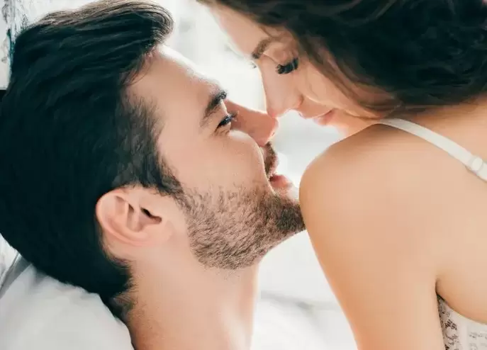 Intimität mit einer Frau löst bei einem Mann sexuelle Erregung aus